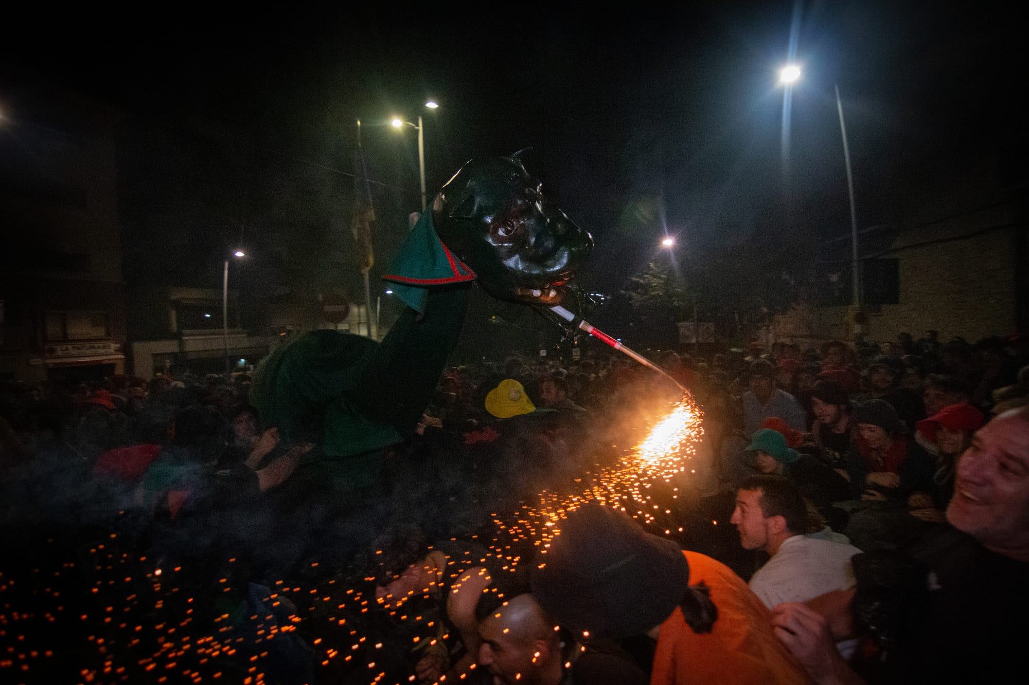 El públic celebrant amb la comparsa